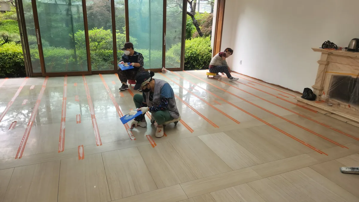 강남 아파트 거실 대리석줄눈시공 사례 시공 사진
