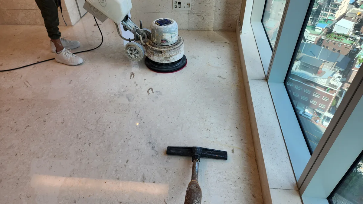 남동 상가 로비 대리석줄눈시공 사례 시공 중 사진